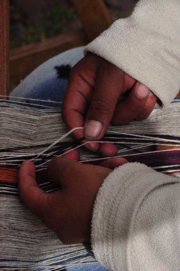 Hábeis artesãs praticam o tear em pátio interno de museu em Cusco, no Peru